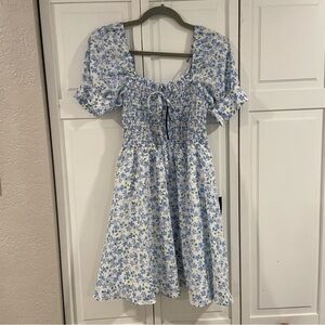 NWT Lulus smocked blue floral dress with puff sleeves